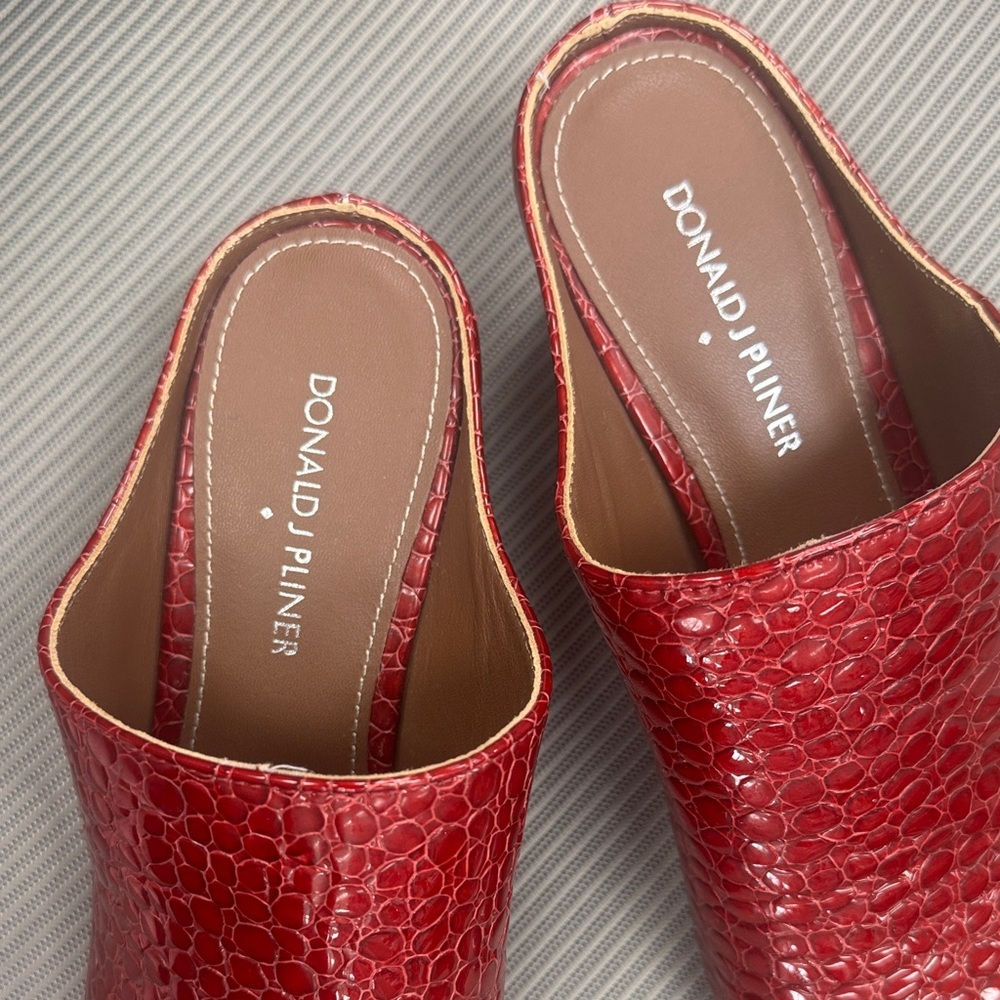 Donald J. Pliner Textured Red Mules Size 7.5 M - Picture 3 of 4